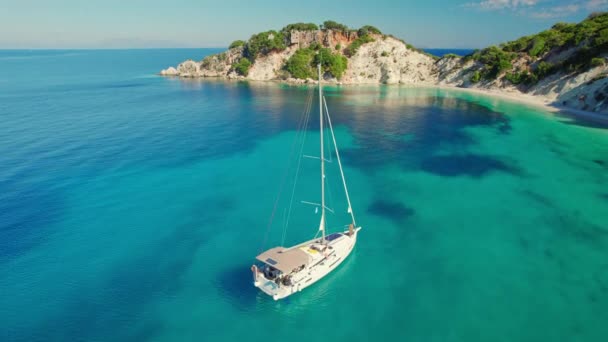 Luchtfoto Van Afgemeerde Jacht Boot Gidaki Strand Met Turquoise Zeewater — Stockvideo