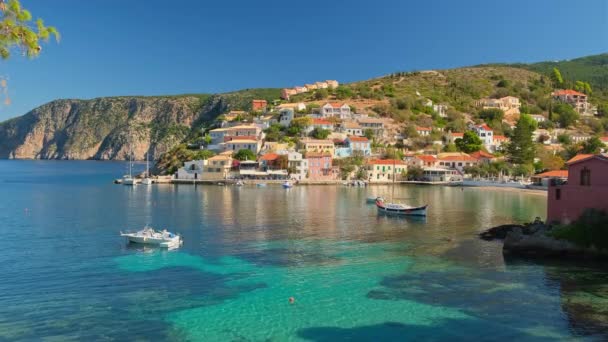 在希腊凯法利尼亚岛上的阿斯索斯村 是一个风景如画的渔村 在美丽的亚索斯小镇 帆船停泊在碧绿的海水之上 受欢迎的希腊旅游胜地 — 图库视频影像