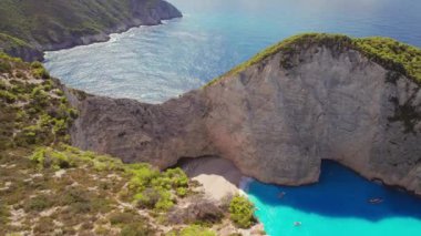 Yunanistan 'ın Zante kentindeki ünlü enkaz gemisi ile birlikte Navagio plajının havadan görüntüsü. İyon Denizi, Yunanistan 'daki Zakynthos Adası' ndaki popüler gemi enkazının insansız hava aracı görüntüleri. Yavaşla.