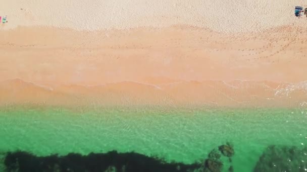 葡萄牙阿尔加维地区美丽的Praia Marinha海滩 葡萄牙南部海岸空旷的沙滩和岩石悬崖峭壁的缓慢镜头 — 图库视频影像