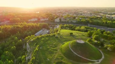 Krakus Tepesi 'nin, Krakow' un eski bir kasabası olan Polonya 'nın güzel günbatımı manzaralı havadan manzarası. Krakow 'da günbatımını izlemek için popüler bir yer. İnsansız hava aracı görüntüleri