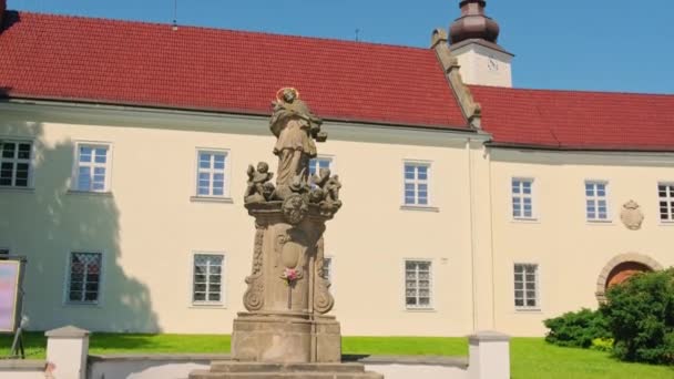 Szobor Frydecki Kastély Előtt Frydek Mistek Városban Csehországban Steadicam Lassított — Stock videók