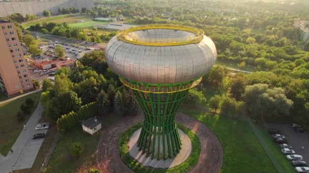 ポーランドのマロポスキー ヴォイヴォワシップにあるタロウの水道塔 タロウの住宅地でバニアと呼ばれる水圧タンクの空中ビュー 珍しい都市現代建築の建物 — ストック動画