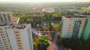 Tarnow 'daki su kulesi, Malopolskie Voyvoda, Polonya. Tarnow 'un yerleşim bölgesindeki Bania adlı su tankının hava görüntüsü. Alışılmadık kentsel modernist mimari binası. 