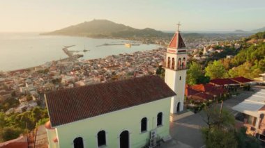 Zakynthos şehrinin Yunanistan 'ın Zante adasındaki Bochali kentinden havadan görünüşü. Gün doğumunda Zakynthos kasabasında Zoodochos Pigi Kutsal Kilisesi 'nin üzerinde güzel bir manzarayla uçmak. Hava kulesi görüntüsü