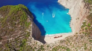 Yunanistan 'ın Zante kentindeki ünlü enkaz gemisi ile birlikte Navagio plajının havadan görüntüsü. İyon Denizi, Yunanistan 'daki Zakynthos Adası' ndaki popüler gemi enkazının insansız hava aracı görüntüleri. Yavaşla.