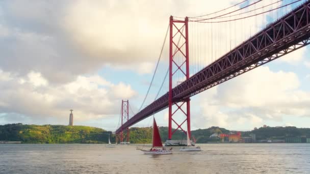 Rio Tejo Daki Yelkenli Abril Nisan Köprüsü Altında Lizbon Portekiz — Stok video