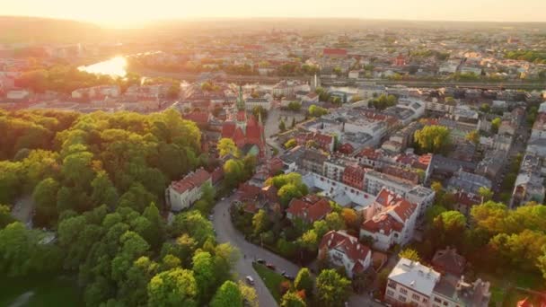 폴란드의 크라카우의 세인트 비스툴라 아름다운 빛으로 크라코프의 마을을 공중에서 수있다 — 비디오