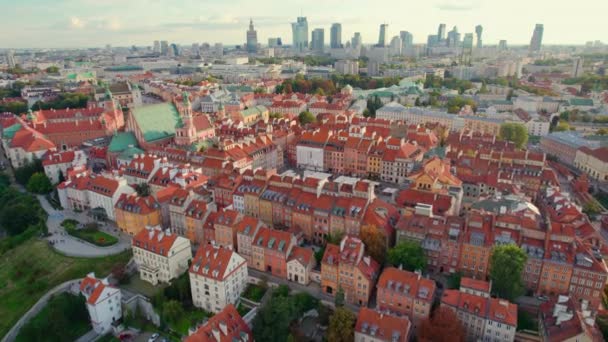 ワルシャワポーランドの日没時に旧市街と近代的な高層ビル 歴史的建造物 市場広場 旧市街の大聖堂 近代的な高層ビルを背景にしたワルシャワの街並みの空中写真 — ストック動画