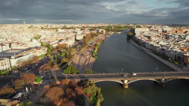 Ribera Del Río Guadalquivir Con Puente Triana Casco Antiguo Sevilla — Vídeo de stock