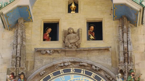 捷克布拉格 2022年6月13日 使徒雕像在布拉格古城著名的中世纪天文钟上每小时展出一次 布拉格天文时钟特写 — 图库视频影像
