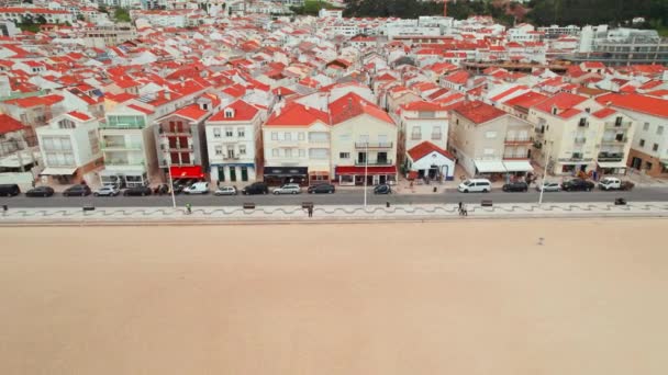 Живописный Португальский Прибрежный Город Назаре Португалия Исторические Здания Вдоль Песчаного — стоковое видео