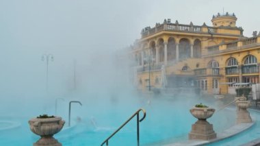 Szechenyi Hamamları kışın Budapeşte, Macaristan 'da. Avrupa 'da tarihi Macar termik banyosu. Budapeşte 'de sabahın erken saatlerinde ünlü termal banyolar.. 