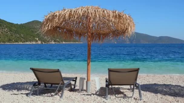 Hermosa Playa Con Sombrilla Dos Tumbonas Vacías Perfecto Destino Vacaciones — Vídeo de stock