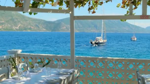 Kefalonia岛上美丽的户外客栈 典型的希腊景象 来自爱奥尼亚群岛 海滨有舒适的露天餐厅 豪华游艇停泊在平静的大海中 在希腊度假 — 图库视频影像