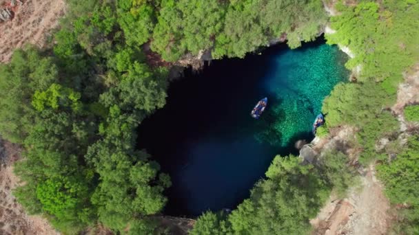 希腊卡拉瓦米洛斯Kefalonia岛上著名的Melissani湖 希腊Cephalonia岛Karavomylos村Melissani洞穴湖的无人驾驶飞机镜头 轨道射击 — 图库视频影像