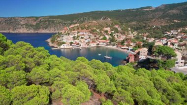 Yunanistan 'ın İyon Denizi' ndeki Kefalonia Adası 'ndaki Assos kasabası. Yunan yazlık tatil beldesi Assos 'un Cephalonia adasındaki hava manzarası. Yunanistan 'ın güzel deniz kıyıları. İHA görüntüleri gösteriliyor