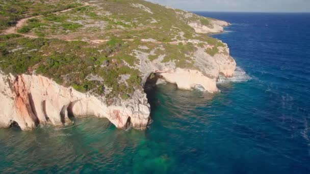 希腊爱奥尼亚群岛Zakynthos岛上著名的具有深蓝色海水的自然地标蓝色洞穴的空中景观 轨道无人机镜头 — 图库视频影像