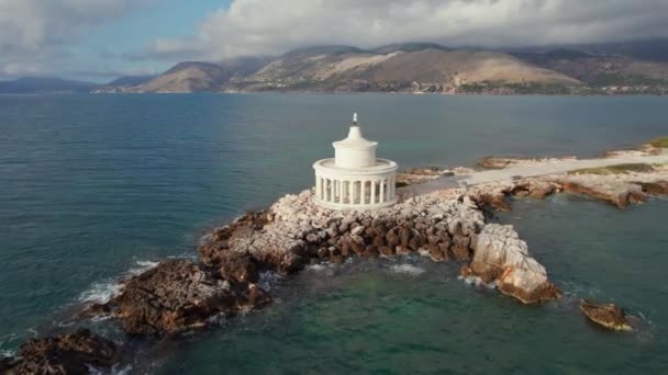 ギリシャのケファロニア島アルゴストリのラッシーにある聖テオドロスの灯台の空中写真 ギリシャのアルゴストリ町ケファロニア島にある聖テオドール灯台 軌道ショット — ストック動画