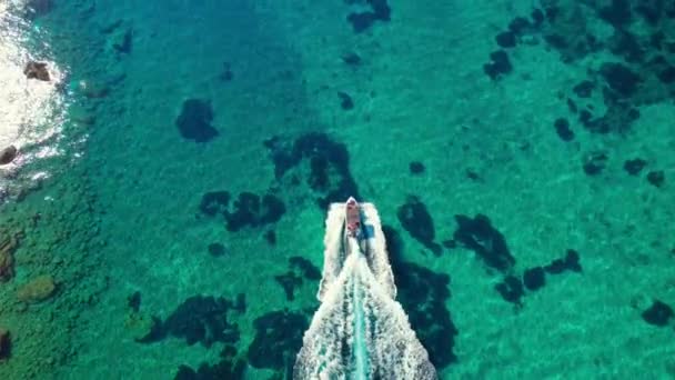 ターコイズブルーの透明な水 ザキントス島 イオニア海 ギリシャと美しい海の湾のスピードボートの空中トップビュー 晴れた日の浅い海の観光船 — ストック動画