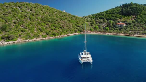 Luchtfoto Van Een Afgemeerde Jacht Boot Een Prachtige Rustige Baai — Stockvideo