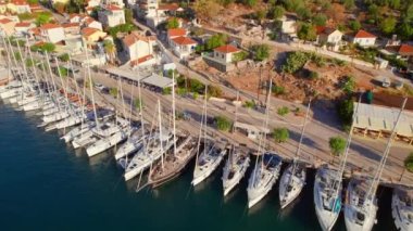 Yunanistan 'ın İyon Denizi' ndeki Kefalonia adasındaki Agia Effimia köyünün limanına yelken açmak. Agia Effimia marinası, Cephalonia 'da demirlemiş yatların hava manzarası. 