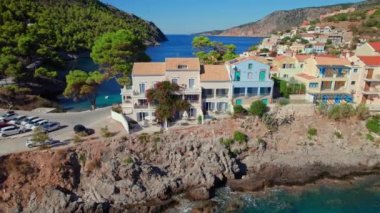 Yunanistan 'ın İyon Denizi' ndeki Kefalonia adasındaki Assos köyü. Yunan yazlık tatil beldesi Assos 'un Cephalonia adasının havadan görünüşü. Yunanistan 'ın güzel deniz kıyıları. İHA görüntüleri gösteriliyor