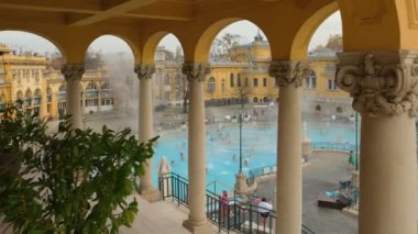 Budapeşte, Macaristan - 21 Kasım 2022: Budapeşte, Macaristan 'da Szechenyi Hamamları. Avrupa 'da tarihi Macar termik banyosu. Budapeşte 'de insanlar termal banyoları seviyorlar. Yavaş sabit çekim.