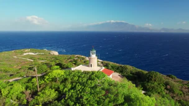 位于希腊Zakynthos岛北部角的Skinari灯塔的空中景观 Kefalonia岛 爱奥尼亚海 希腊岛屿 无人轨道中弹 — 图库视频影像