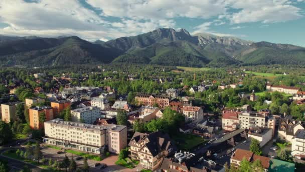 Αεροφωτογραφία Drone Της Πόλης Zakopane Tatra Βουνά Κυμαίνονται Στο Παρασκήνιο — Αρχείο Βίντεο