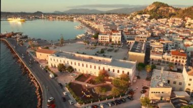 Yunanistan 'ın Zante adasındaki Zakynthos şehrinin hava manzarası. Gündoğumunda Zakynthos kasabasının rıhtımındaki Solomos Meydanı 'nın insansız hava aracı görüntüleri. Yörünge atışı