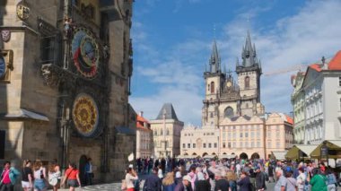 Prag, Çek Cumhuriyeti - 14 Haziran 2022: Çek Cumhuriyeti 'nde güneşli bir günde ünlü Astronomik Saat Kulesi ve Tun Kilisesi ile Prag Eski Şehir Meydanı. Prag 'ın ana meydanında turist grupları