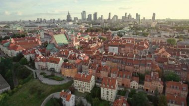 Varşova Eski Şehir ve modern gökdelenler günbatımında, Polonya. Tarihi binalar, pazar meydanı, eski kasabadaki katedral ve arka plandaki modern gökdelenlerle Warszawa şehir manzarası.