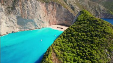 Yunanistan 'ın Zante kentindeki ünlü enkaz gemisi ile birlikte Navagio plajının havadan görüntüsü. İyon Denizi, Yunanistan 'daki Zakynthos Adası' ndaki popüler gemi enkazının insansız hava aracı görüntüleri. Yavaş yörünge atışı