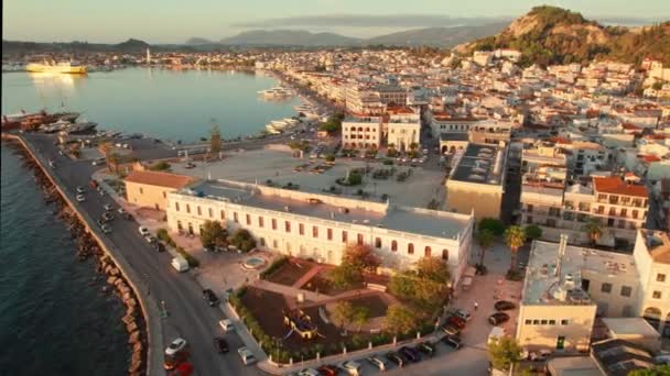 希腊赞特岛上Zakynthos市的空中景观 日出时在Zakynthos镇海滨的Solomos广场的无人机画面 轨道射击 — 图库视频影像