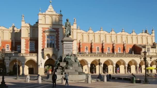 Cracóvia Polônia Maio 2022 Estátua Adam Mickiewicz Sukiennice Enterrado Com — Vídeo de Stock