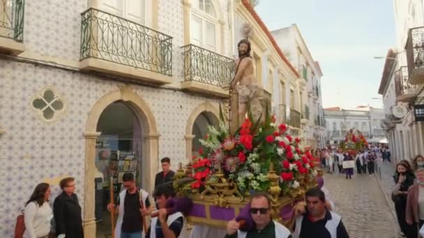 ポルトガルのタビラ 2022年4月10日 ポルトガルのアルガルヴェ地方のタビラでイースター前の日曜日にパーム日曜日に3回の行列 聖マリア像を持った未確認の人々がタビラ町を通って — ストック動画