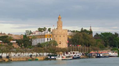 Torre del Oro Seville, İspanya 'da. Guadalquivir nehrinin kıyısındaki Altın Kule manzarası Sevilla, Endülüs, İspanya 'da gün batımında. 