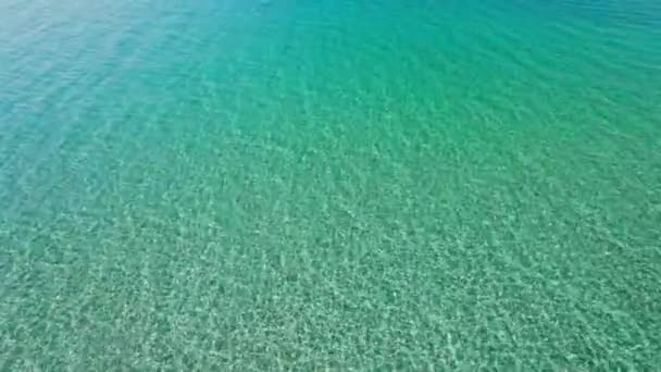 透明なターコイズブルーの海の水の空中ビュー 要旨緑色のテクスチャまたはターコイズパターンとアクアミントの色の背景をシールします パラダイスビーチターコイズブルーの結晶水 空中ドローン前方ドルリー — ストック動画