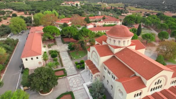 希腊Kefalonia岛上的Agios Gerasimos修道院 希腊凯法利尼亚Agios Gerasimos的神圣修道院 空中无人驾驶飞机镜头 — 图库视频影像
