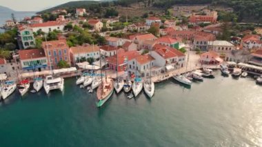 Fiskardo köyü ve Yunanistan 'ın Kefalonia adasının havadan görüntüsü. Geleneksel balıkçı köyü Fiscardo, Kefalonia adası, İyon denizi ve Yunanistan 'a demirlemiş yelkenli tekne ve yatlar