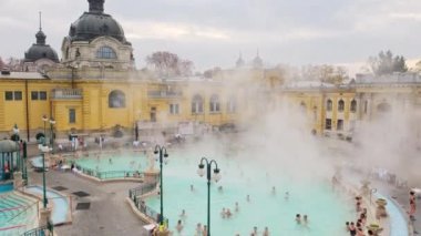 Budapeşte, Macaristan - 21 Kasım 2022: Soğuk kış sabahı Macaristan 'ın Budapeşte kentinde Szechenyi Hamamları. Avrupa 'nın en büyük banyo kompleksi. Avrupa 'da tarihi Macar termik banyosu. Yavaşla.