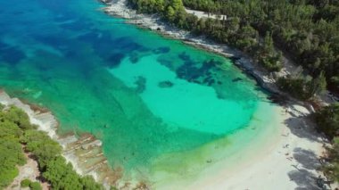 Fiskardo kasabası, Kefalonia adası, İyon denizi, Yunanistan yakınlarında kristal berrak turkuaz suyu bulunan Emplisi plajı. Kefalonia 'da çakıl taşı plajlı inanılmaz deniz manzarası. Yunan adaları. Yörünge atışı