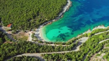 Fiskardo kasabası, Kefalonia adası, İyon denizi, Yunanistan yakınlarında kristal berrak turkuaz suyu bulunan Emplisi plajı. Kefalonia 'da çakıl taşı plajlı inanılmaz deniz manzarası. Yunan adaları. Yörünge atışı