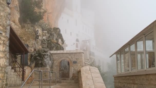 Monastero Ostrog Montenegro Chiesa Della Santa Croce Roccia Inclinare Lentamente — Video Stock
