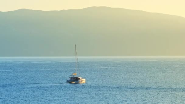 Żaglówka Wschodzie Słońca Morzu Jońskim Grecja Żaglówka Morzu Tle Gór — Wideo stockowe