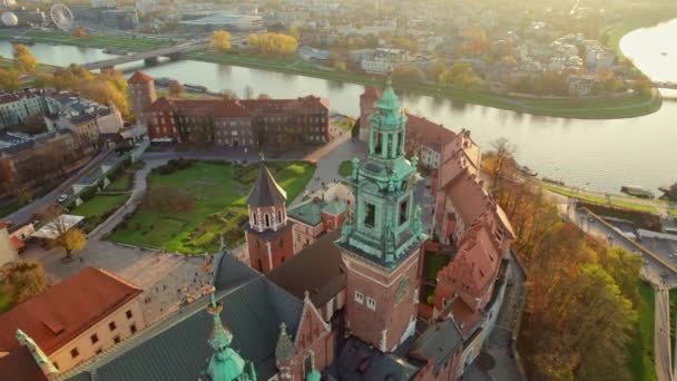 Wieże Wewnętrzny Dziedziniec Historycznego Zamku Królewskiego Wawelu Krakowie Zachodzie Słońca — Wideo stockowe