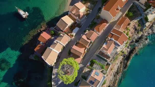 希腊爱奥尼亚海Kefalonia岛上的Picturesque Assos村 从空中俯瞰希腊夏季度假胜地塞法洛尼亚岛Assos镇 美丽的希腊海岸 透露无人驾驶飞机的镜头 — 图库视频影像