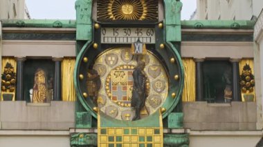 Ortaçağ figürleri ünlü astronomik Ankeruhr saati üzerinde saat başı sergileniyor. Avusturya, Viyana 'daki ünlü tarihi Anker saati Franz von Matsch tarafından yapıldı.