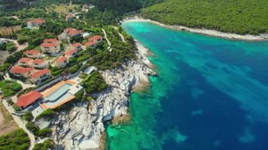 Yunanistan 'ın İyon Denizi, Kefalonia adası yakınlarındaki Fiskardo kasabası yakınlarındaki lüks tesis kompleksi ve güzel Emplisi plajlı inanılmaz bir deniz manzarası. Hava İHA 'sı, kule görüntüsü